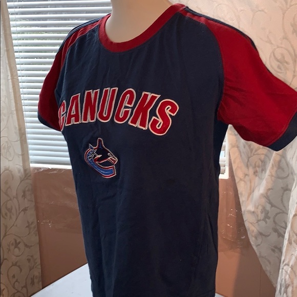 Vintage Canuck shirt fits like women’s medium - Picture 3 of 5